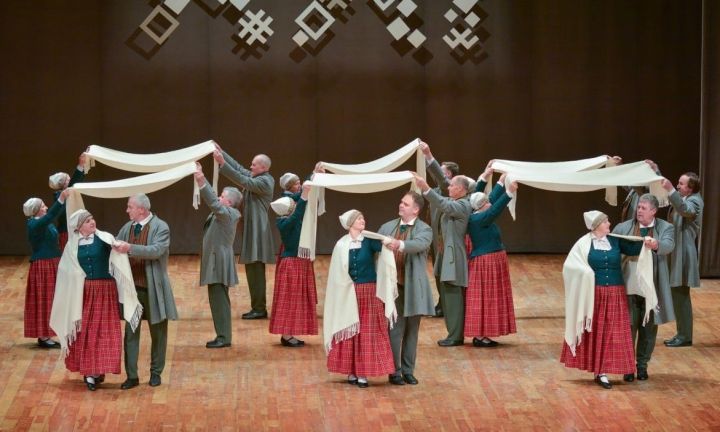 Deju kolektīvu sadancis "Iedejosim pavasari deju dzirnās"