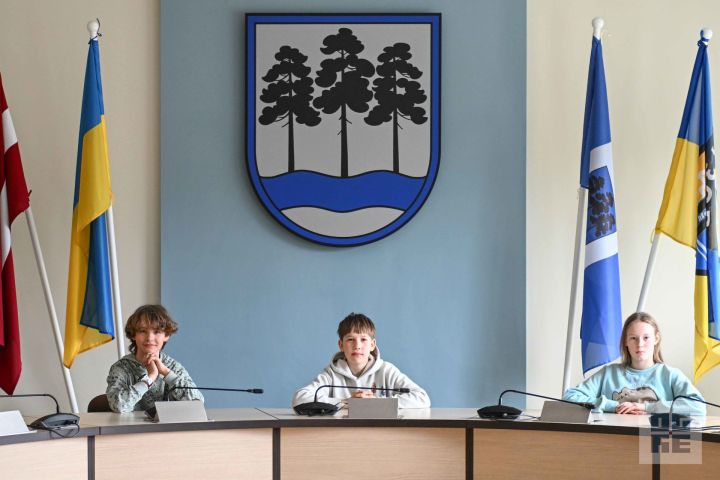 Foto: "Vai var noasfaltēt ielu gar manu māju?" Tīnūžu skolēni viesojas domē