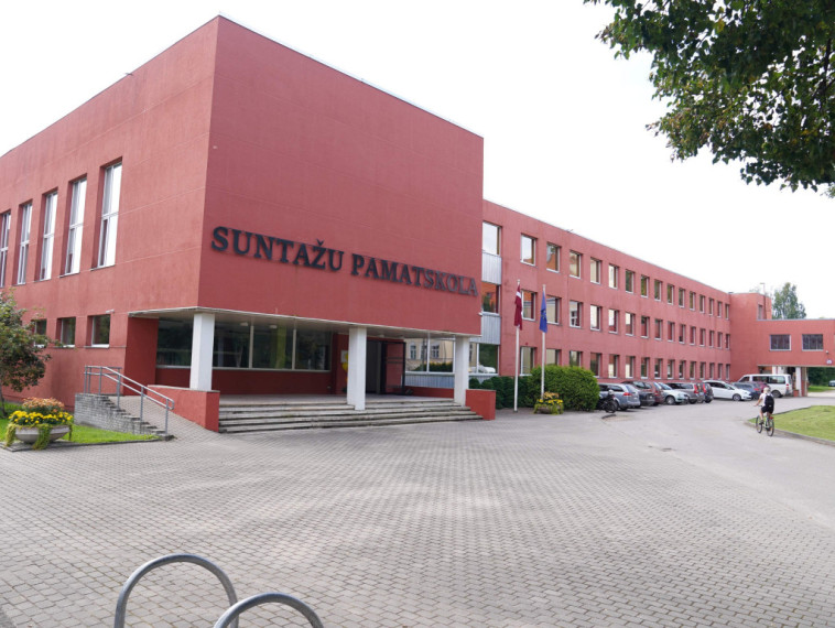 FOTO: Suntažu pamatskola jauno mācību gadu sāks atjaunotās telpās