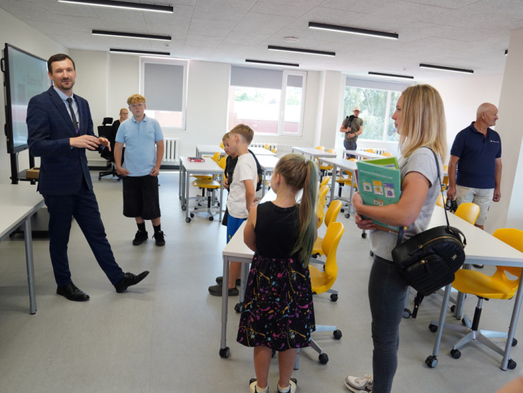 FOTO: Suntažu pamatskola jauno mācību gadu sāks atjaunotās telpās