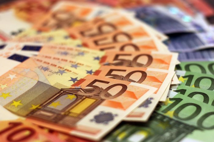 Aptauja. Kā vēl varētu izlietot 300 tūkstošus?