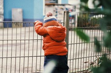 Attēls rakstam: Ogres pašvaldībai aizliedz slēgt līgumu par bērnudārza būvniecību: kas atgadījies?