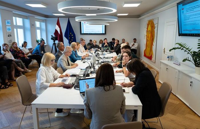 Saeimas deputāti neapmierināti ar ministrijas paļaušanos uz izdevniecībām mācību grāmatu nodrošināšanā
