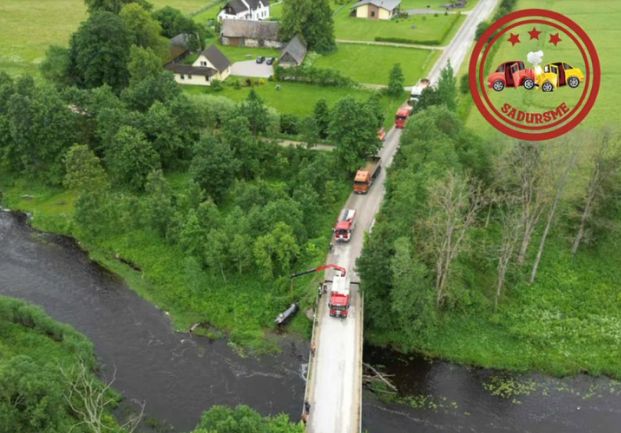Nopietns negadījums pie Tīnūžiem: auto, mēģinot izvairīties no sadrusmes, iegāzies upē