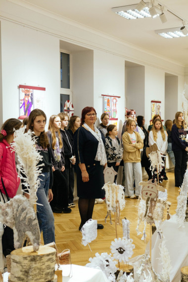 FOTO: Atklāta Ogres Mūzikas un mākslas skolas audzēkņu darbu izstāde "Piens"