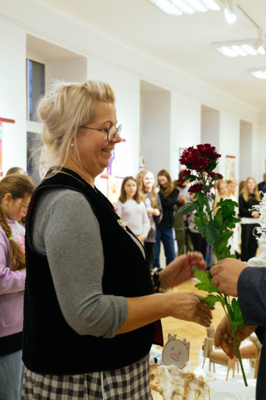 FOTO: Atklāta Ogres Mūzikas un mākslas skolas audzēkņu darbu izstāde "Piens"