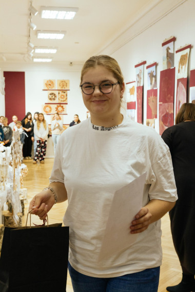 FOTO: Atklāta Ogres Mūzikas un mākslas skolas audzēkņu darbu izstāde "Piens"