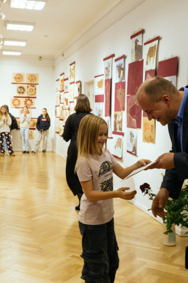 FOTO: Atklāta Ogres Mūzikas un mākslas skolas audzēkņu darbu izstāde "Piens"