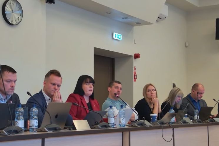 Attēls rakstam: Mikrofons klusē, deputāti runā! 27. novembra sēdes apskats