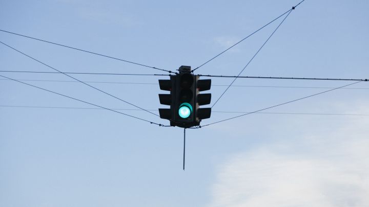 Lielvārdē vēja ietekmē sagriezies luksofors