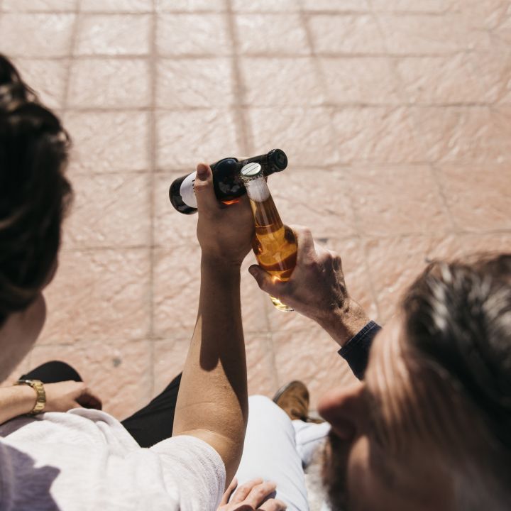 Ķegumā vīrietis publiskā vietā lieto alkoholu