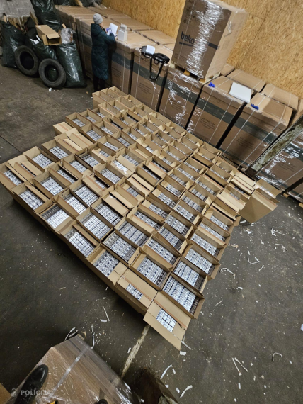 Valsts policija noliktavās Rīgā un Ogrē uziet vairāk nekā 43 miljonus nelegālo cigarešu
