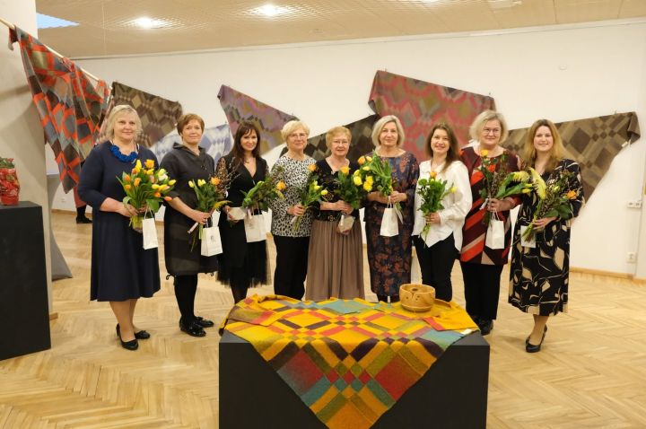 FOTO: Ogres novada Kultūras centrā atklāta dreļļu izstāde "Turpinājums"