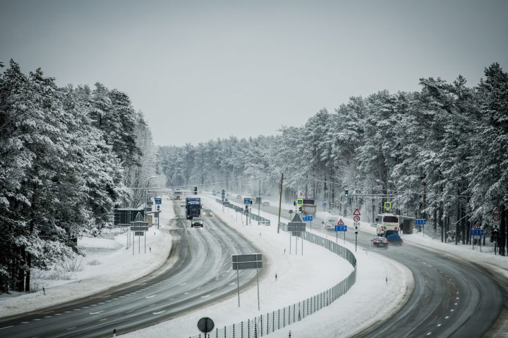 Ceturtdienas rītā daudzviet Latvijā autoceļi slideni un sniegoti
