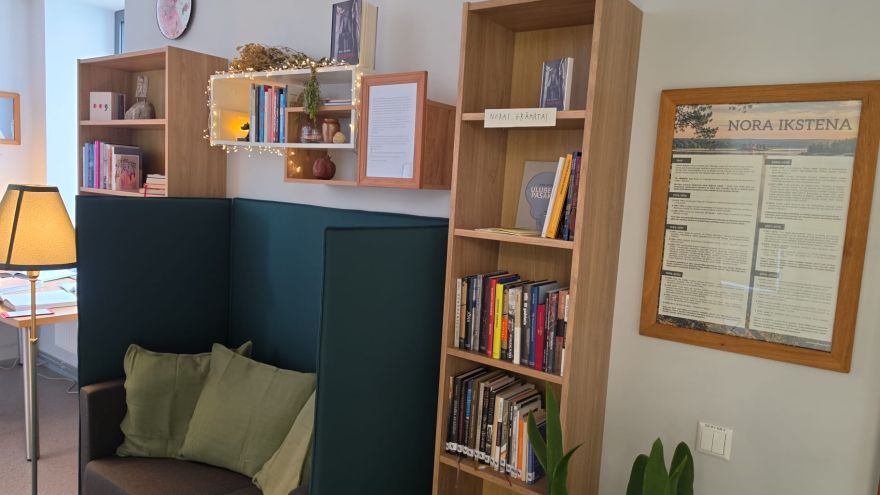 FOTO, VIDEO: Veltījums Norai Ikstenai! Atklāta īpaša lasītava Ikšķiles pilsētas bibliotēkā
