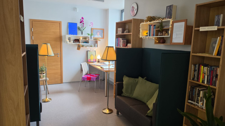 FOTO, VIDEO: Veltījums Norai Ikstenai! Atklāta īpaša lasītava Ikšķiles pilsētas bibliotēkā