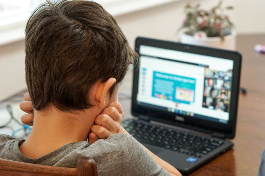 Attālinātā vai tiešsaistes mācīšanās skolās tomēr būs? Ko paredz jaunais ministrijas piedāvājums