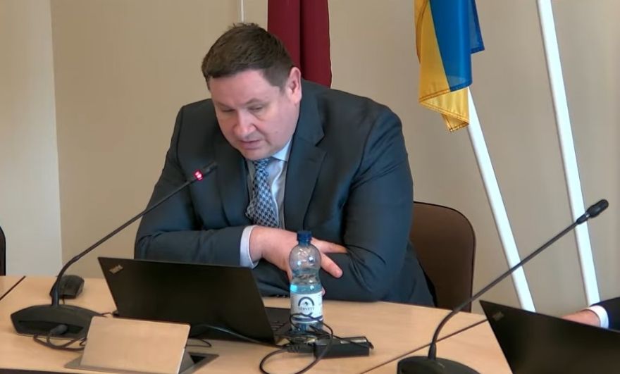 Video: Skaļi strīdi un asi pārmetumi: Helmaņa vārds atkal uzkurina kaislības Ogres domē