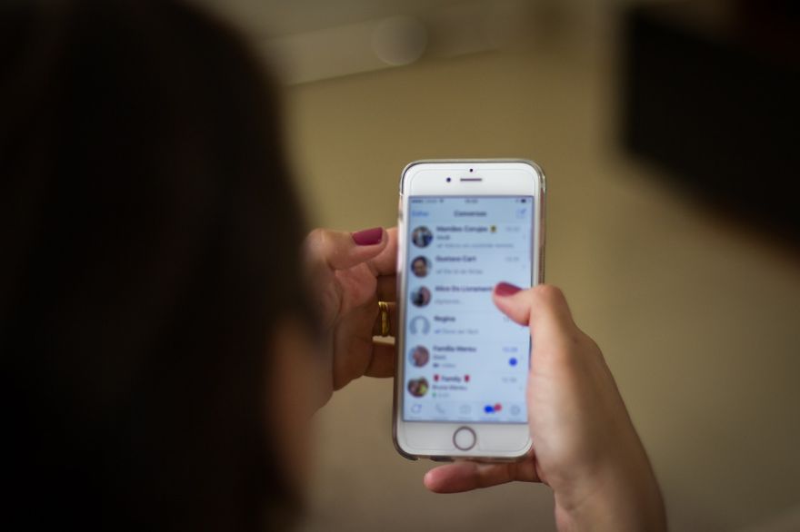 Brīdina par krāpniekiem, kuri ar aicinājumiem balsot par bērnu zīmējumiem mēģina nozagt "WhatsApp" kontus