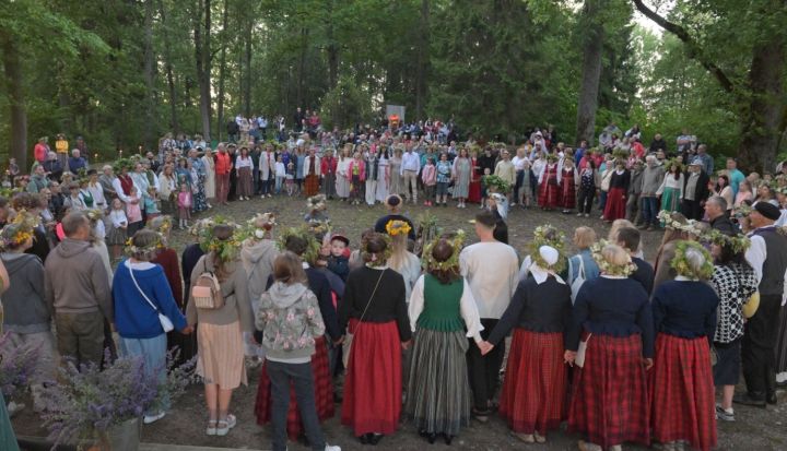 Plāteres pilskalnā nosvinēti vasaras saulgrieži (foto)