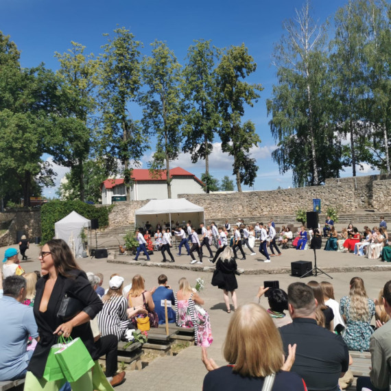 Klāt izlaidumu laiks! Svarīgs dzīves posms noslēdzies Ikšķiles vidusskolas 9.klašu skolēnu dzīvēs
