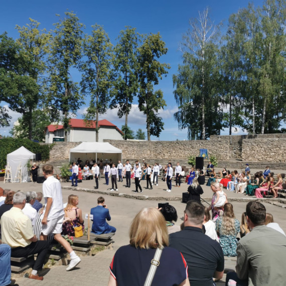 Klāt izlaidumu laiks! Svarīgs dzīves posms noslēdzies Ikšķiles vidusskolas 9.klašu skolēnu dzīvēs