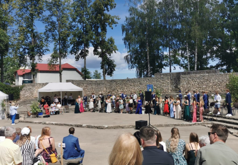 Klāt izlaidumu laiks! Svarīgs dzīves posms noslēdzies Ikšķiles vidusskolas 9.klašu skolēnu dzīvēs