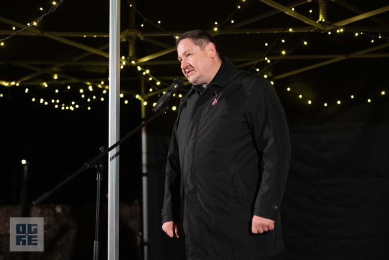 FOTO: Ogres novads iemirdzas svētku gaismās