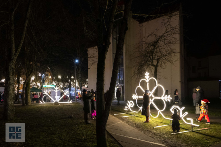 FOTO: Ogres novads iemirdzas svētku gaismās