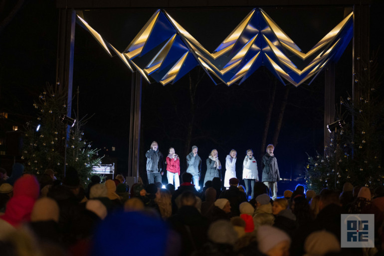 FOTO: Ogres novads iemirdzas svētku gaismās