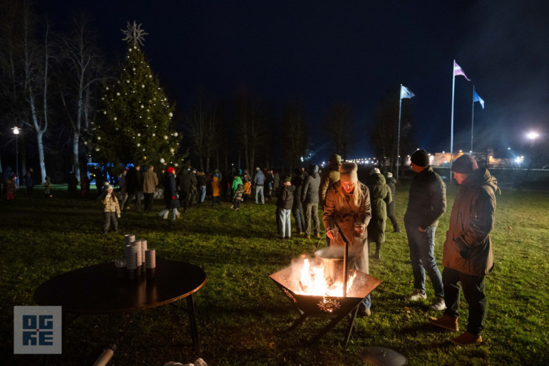 FOTO: Ogres novads iemirdzas svētku gaismās