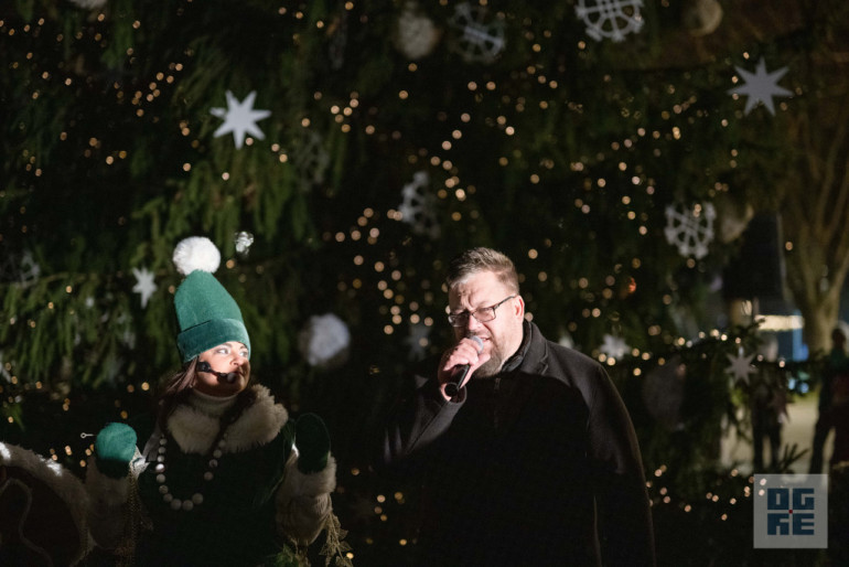 FOTO: Ogres novads iemirdzas svētku gaismās