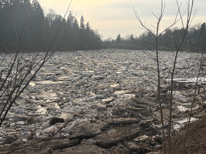 FOTO: Pie Līkā tilta izveidojušies ledus krāvumi – meteorologi brīdina par krasām ūdens līmeņa svārstībām Ogrē