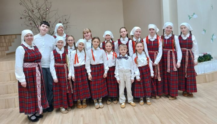 FOTO: Sarīkojumā Lielvārdē prasmes rāda Piedaugavas un Vidzemes piejūras folkloras kopas