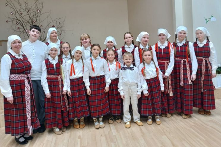 Attēls rakstam: FOTO: Sarīkojumā Lielvārdē prasmes rāda Piedaugavas un Vidzemes piejūras folkloras kopas