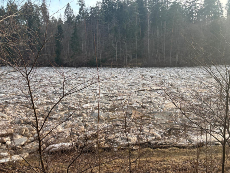 FOTO: Pie Līkā tilta izveidojušies ledus krāvumi – meteorologi brīdina par krasām ūdens līmeņa svārstībām Ogrē