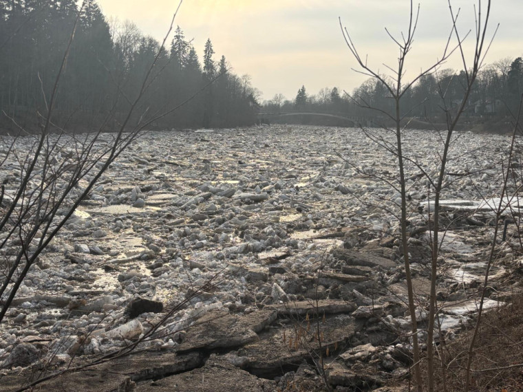 FOTO: Pie Līkā tilta izveidojušies ledus krāvumi – meteorologi brīdina par krasām ūdens līmeņa svārstībām Ogrē