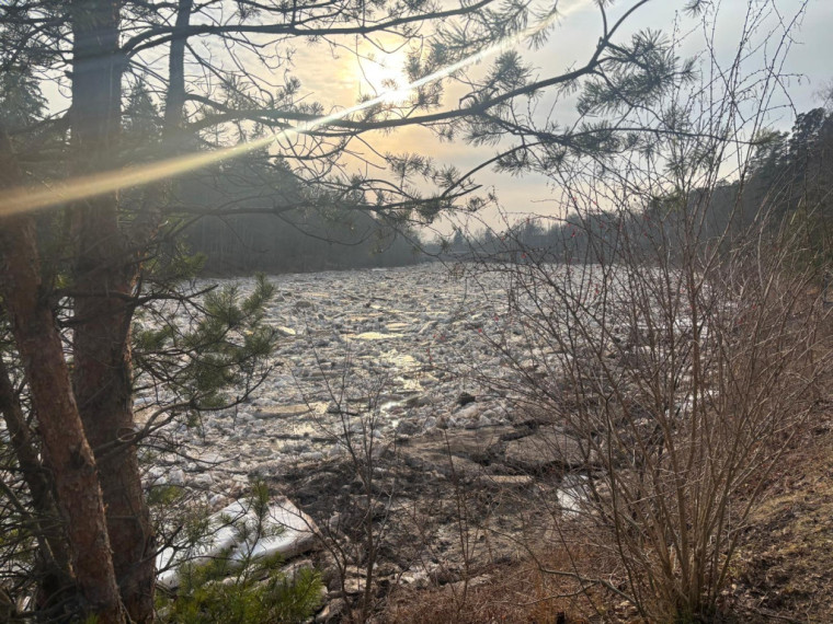 FOTO: Pie Līkā tilta izveidojušies ledus krāvumi – meteorologi brīdina par krasām ūdens līmeņa svārstībām Ogrē
