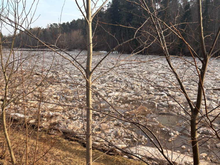 FOTO: Pie Līkā tilta izveidojušies ledus krāvumi – meteorologi brīdina par krasām ūdens līmeņa svārstībām Ogrē