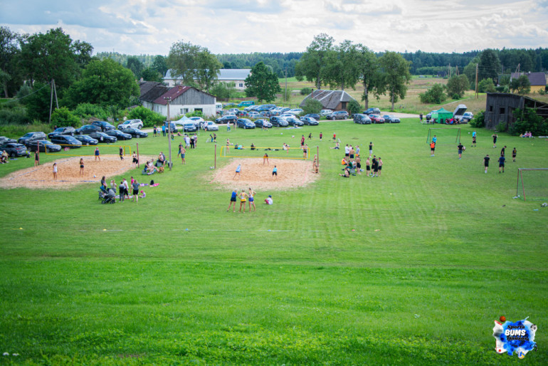 FOTO: Sporta BUMS Tīnūžos pulcē vairāk nekā 300 sportot gribētājus