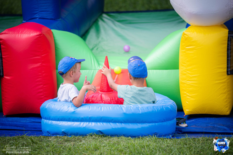 FOTO: Sporta BUMS Tīnūžos pulcē vairāk nekā 300 sportot gribētājus