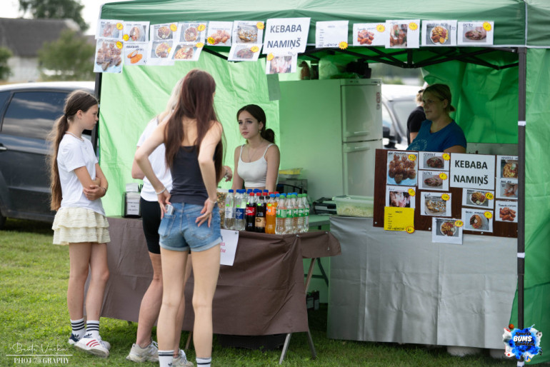 FOTO: Sporta BUMS Tīnūžos pulcē vairāk nekā 300 sportot gribētājus