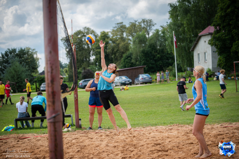 FOTO: Sporta BUMS Tīnūžos pulcē vairāk nekā 300 sportot gribētājus