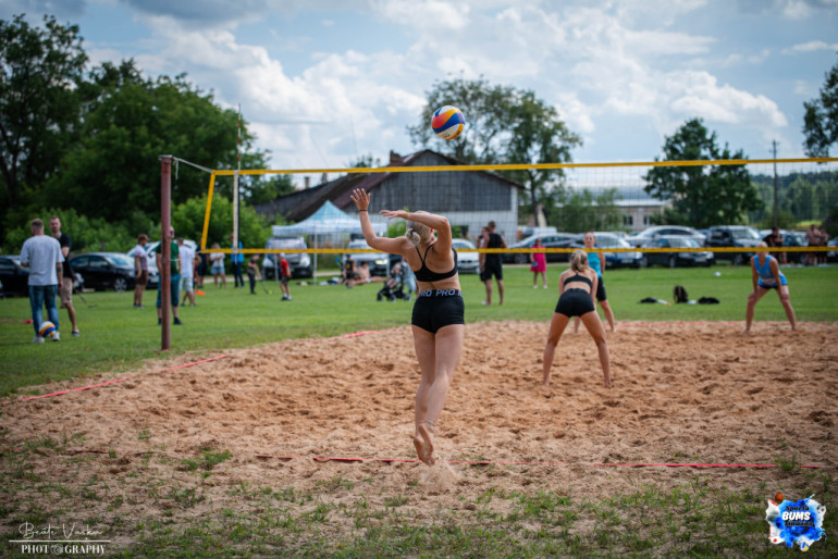 FOTO: Sporta BUMS Tīnūžos pulcē vairāk nekā 300 sportot gribētājus