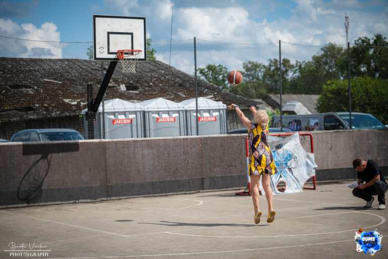 FOTO: Sporta BUMS Tīnūžos pulcē vairāk nekā 300 sportot gribētājus