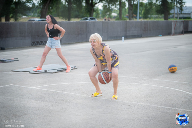 FOTO: Sporta BUMS Tīnūžos pulcē vairāk nekā 300 sportot gribētājus