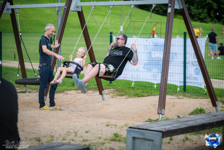 FOTO: Sporta BUMS Tīnūžos pulcē vairāk nekā 300 sportot gribētājus