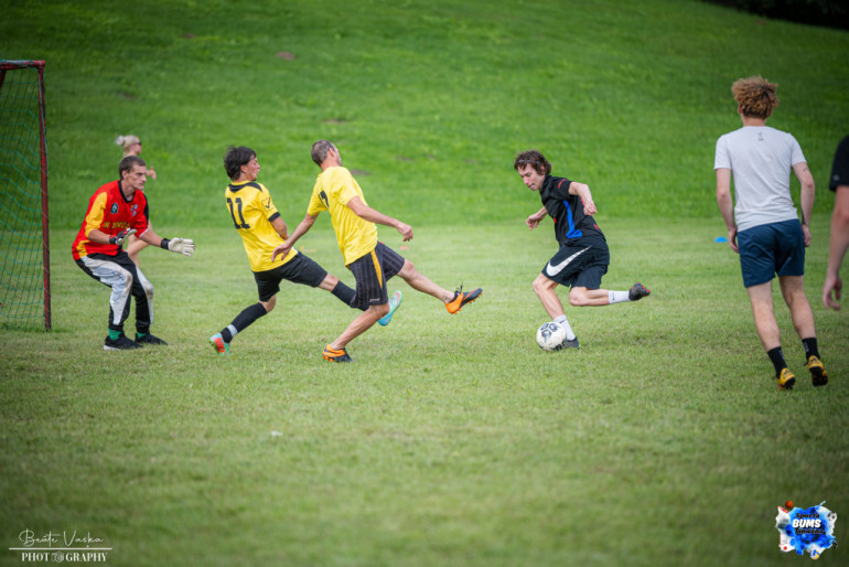FOTO: Sporta BUMS Tīnūžos pulcē vairāk nekā 300 sportot gribētājus