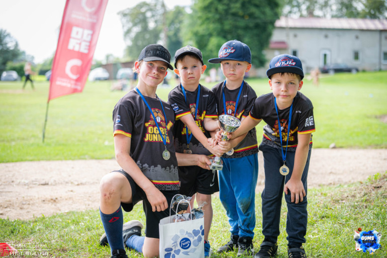 FOTO: Sporta BUMS Tīnūžos pulcē vairāk nekā 300 sportot gribētājus