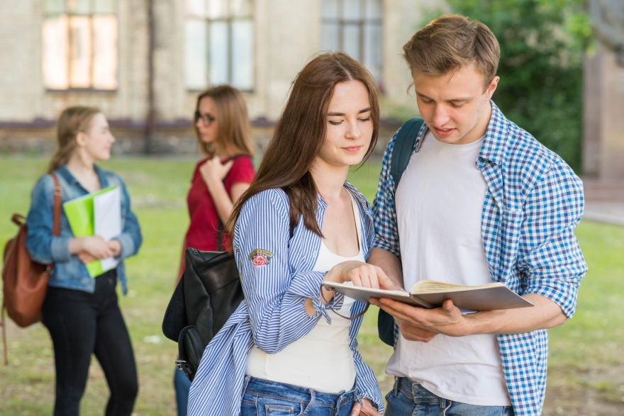 Latvijas augstskolās nedaudz pieaudzis budžeta vietās studējošo īpatsvars